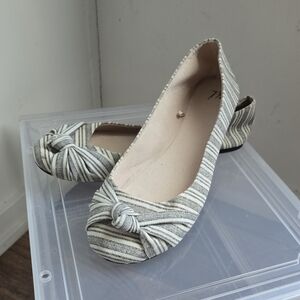 Time and Tru Gray and White Flats with ⭐️Knotted Detail